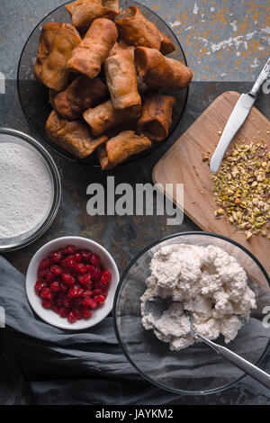 Tubules et ingrédients pour cannoli siciliens à la verticale Banque D'Images