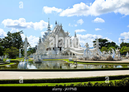 Temple thaïlandais appelé Wat Rong Khun à Chiang Rai, Thaïlande. Banque D'Images