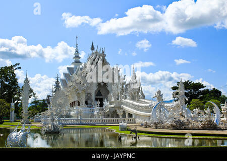 Temple thaïlandais appelé Wat Rong Khun à Chiang Rai, Thaïlande. Banque D'Images