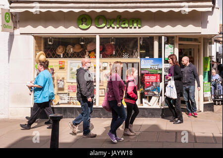 L'organisme de bienfaisance Oxfam shop store à Ely , Cambridgeshire , Angleterre , Angleterre , Royaume-Uni Banque D'Images