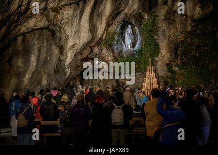 Grotte de la Vierge Immaculée Conception à Lourdes, France Banque D'Images