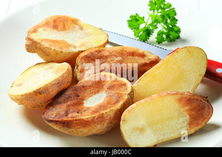 Moitié de pommes de terre rôties au four sur la plaque Banque D'Images