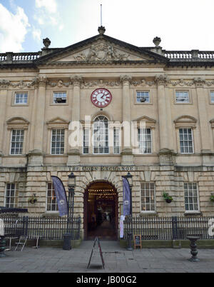 The Corn Exchange, le maïs Street, Bristol bâtiment classé terminé 1743 l'horloge a deux minutes montrant GWT et temps de Bristol Banque D'Images