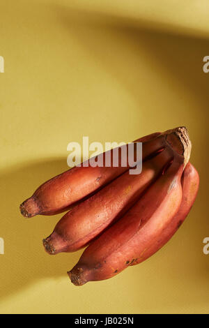 Une bande de bananes, rouge Banque D'Images