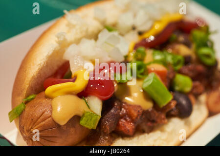 Hot dog vegan avec garnitures de style mexicain à un festival gastronomique à Lancaster, Pennsylvanie, USA Banque D'Images