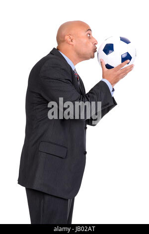 Businessman embrassant un ballon de soccer en blanc isolé Banque D'Images