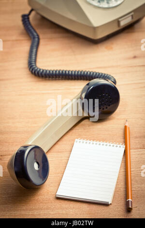 Vieux telepnone portable combiné avec sur table en bois Banque D'Images