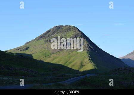 Yewbarrow n'est tombé dans la soirée soleil dans Wasdale, dans le Lake District Banque D'Images