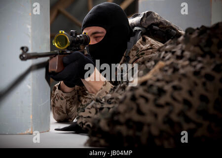 Spiner - Soldat de camouflage et balaclava visant avec un fusil de sniper Banque D'Images