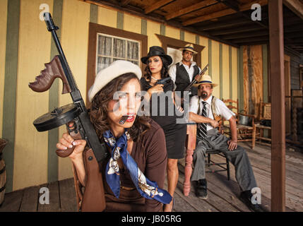 Femme gangster dur avec mitraillette et cigare Banque D'Images