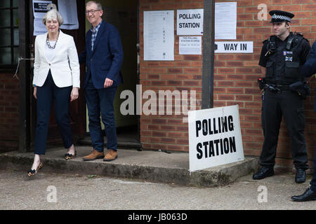 Sonning, UK. 8 juin, 2017. Premier ministre Theresa peut arrive au bureau de vote avec son mari Philip de voter à l'élection générale. Credit : Mark Kerrison/Alamy Live News Banque D'Images