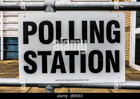 Leominster, UK. Le 08 juin, 2017. , Leominster Herefordshire. 8 juin 2017. Bureaux de vote ouverts pour l'élections générales et locales dans le Herefordshire comme les derniers sondages d'opinion suggèrent le Premier ministre britannique Theresa May's conservateur est bien parti pour gagner des élections nationales d'aujourd'hui confortablement. Peut appelé l'élection en avril moins d'un an après elle est devenue Premier ministre dans l'agitation politique qui a suivi le vote de la Grande-Bretagne à quitter l'Union européenne. En disant qu'elle voulait se lancer dans le Brexit les négociations avec une position de force. Crédit : Jim Wood/Alamy Live News Banque D'Images