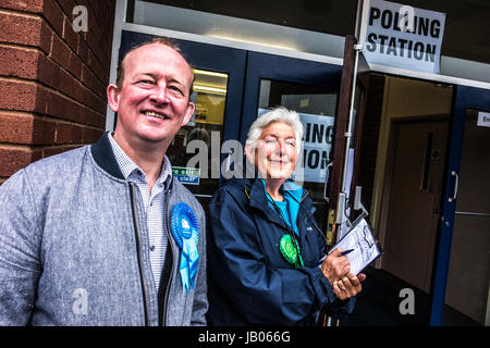 , Leominster Herefordshire. 8 juin 2017. Wayne Rosser conseiller municipal du parti conservateur à l'extérieur du bureau de vote de la rue South de Leominster. Ce matin, les bureaux de vote ouverts pour les élections générales et locales dans le Herefordshire comme les derniers sondages d'opinion suggèrent le Premier ministre britannique Theresa May's conservateur est bien parti pour gagner des élections nationales d'aujourd'hui confortablement. Peut appelé l'élection en avril moins d'un an après elle est devenue Premier ministre dans l'agitation politique qui a suivi le vote de la Grande-Bretagne à quitter l'Union européenne. Crédit : Jim Wood/Alamy Live News Banque D'Images