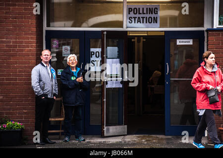 , Leominster Herefordshire. 8 juin 2017. Wayne Rosser conseiller municipal du parti conservateur à l'extérieur du bureau de vote de la rue South de Leominster. Ce matin, les bureaux de vote ouverts pour les élections générales et locales dans le Herefordshire comme les derniers sondages d'opinion suggèrent le Premier ministre britannique Theresa May's conservateur est bien parti pour gagner des élections nationales d'aujourd'hui confortablement. Peut appelé l'élection en avril moins d'un an après elle est devenue Premier ministre dans l'agitation politique qui a suivi le vote de la Grande-Bretagne à quitter l'Union européenne. Crédit : Jim Wood/Alamy Live News Banque D'Images