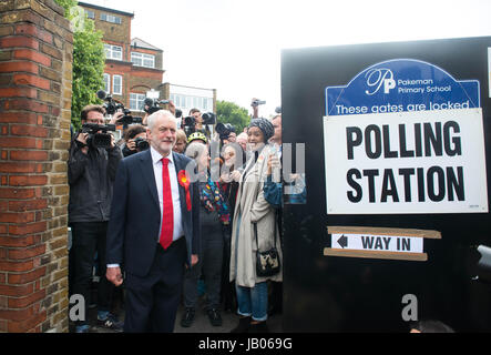 Londres, Royaume-Uni. 8 juin, 2017. La chef du Parti du travail laisse Jeremy Corbyn après avoir son vote à un bureau de scrutin à l'école primaire Pakeman dans Islington. Crédit : Michael Tubi/Alamy Live News Banque D'Images