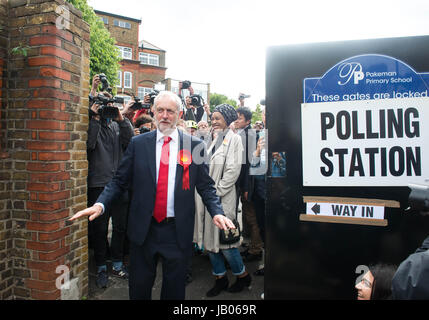 Londres, Royaume-Uni. 8 juin, 2017. La chef du Parti du travail laisse Jeremy Corbyn après avoir son vote à un bureau de scrutin à l'école primaire Pakeman dans Islington. Crédit : Michael Tubi/Alamy Live News Banque D'Images