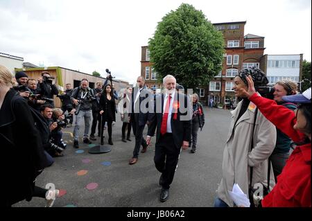 Islington, Londres, Royaume-Uni. 8 juin, 2017. Jeremy Corbyn arrive pour voter au bureau de vote de l'école primaire Pakeman dans Islington Crédit : Finnbarr Webster/Alamy Live News Banque D'Images