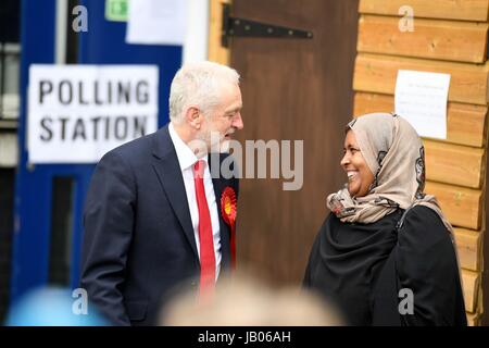 Islington, Londres, Royaume-Uni. 8 juin, 2017. Jeremy Corbyn arrive pour voter au bureau de vote de l'école primaire Pakeman dans Islington Crédit : Finnbarr Webster/Alamy Live News Banque D'Images