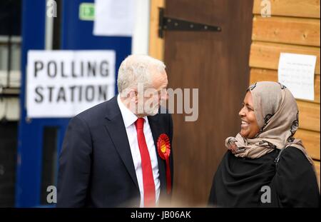 Islington, Londres, Royaume-Uni. 8 juin, 2017. Jeremy Corbyn arrive pour voter au bureau de vote de l'école primaire Pakeman dans Islington Crédit : Finnbarr Webster/Alamy Live News Banque D'Images