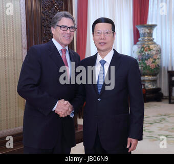 Beijing, Chine. 8 juin, 2017. Le vice-Premier ministre chinois Zhang Jaili (R) rencontre avec le secrétaire à l'Énergie des États-Unis, Rick Perry, à Beijing, capitale de Chine, le 8 juin 2017. Credit : Wang Ye/Xinhua/Alamy Live News Banque D'Images