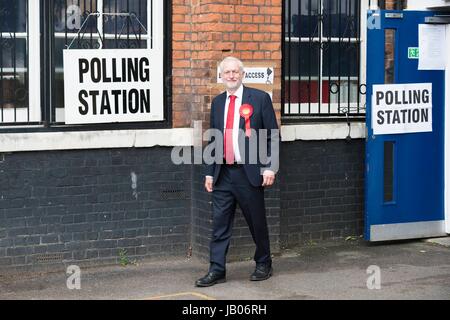 London, Royaume-Uni de Grande-Bretagne et d'Irlande du Nord. Le 08 juin, 2017. Jeremy Corbyn Leader du parti arrive à voter au bureau de scrutin dans Islington. London, UK 08/06/2017 | Crédit dans le monde entier d'utilisation : dpa/Alamy Live News Banque D'Images