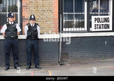 London, Royaume-Uni de Grande-Bretagne et d'Irlande du Nord. Le 08 juin, 2017. Police à un bureau de scrutin dans Islington. London, UK 08/06/2017 | Crédit dans le monde entier d'utilisation : dpa/Alamy Live News Banque D'Images