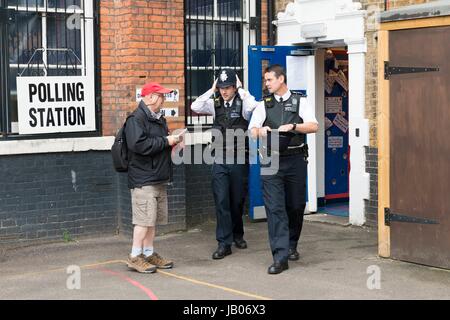 London, Royaume-Uni de Grande-Bretagne et d'Irlande du Nord. Le 08 juin, 2017. Police à un bureau de scrutin dans Islington. London, UK 08/06/2017 | Crédit dans le monde entier d'utilisation : dpa/Alamy Live News Banque D'Images