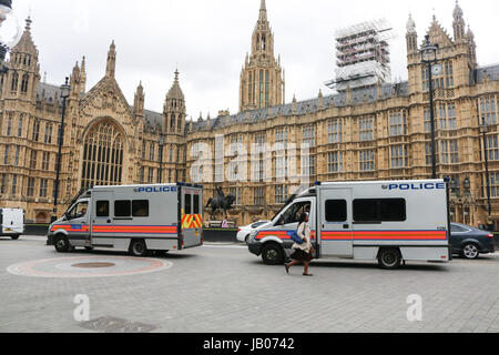 Londres, Royaume-Uni. 8 juin, 2017. Cars de police stationnés devant les Chambres du Parlement le jour de l'élection à la lumière des récents événements terroristes sin Manchester et Londres que le public britannique se rendent aux urnes pour se prononcer sur le prochain gouvernement Crédit : amer ghazzal/Alamy Live News Banque D'Images