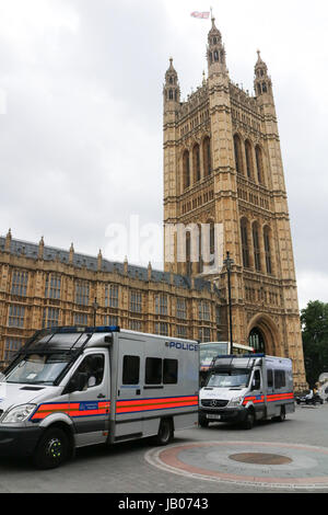 Londres, Royaume-Uni. 8 juin, 2017. Cars de police stationnés devant les Chambres du Parlement le jour de l'élection à la lumière des récents événements terroristes sin Manchester et Londres que le public britannique se rendent aux urnes pour se prononcer sur le prochain gouvernement Crédit : amer ghazzal/Alamy Live News Banque D'Images