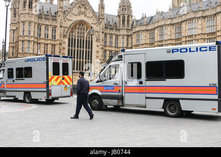 Londres, Royaume-Uni. 8 juin, 2017. Cars de police stationnés devant les Chambres du Parlement le jour de l'élection à la lumière des récents événements terroristes sin Manchester et Londres que le public britannique se rendent aux urnes pour se prononcer sur le prochain gouvernement Crédit : amer ghazzal/Alamy Live News Banque D'Images