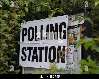 Manchester, UK. 8 juin, 2017. Le bureau de scrutin dans la Sainte Famille dans l'Église, pour l'Oldham Failsworth Ashton sous siège Lyne aider en MP DU TRAVAIL Angela Rayner le jeudi 8 juin 2017 pour l'élection générale par accounced Theresa Mai Crédit : Chris Rogers/Alamy Live News Banque D'Images