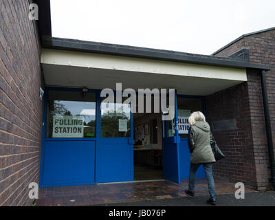 Manchester, UK. 8 juin, 2017. Le bureau de scrutin dans la Sainte Famille dans l'Église, pour l'Oldham Failsworth Ashton sous siège Lyne aider en MP DU TRAVAIL Angela Rayner le jeudi 8 juin 2017 pour l'élection générale par accounced Theresa Mai Crédit : Chris Rogers/Alamy Live News Banque D'Images