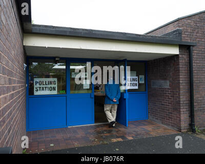 Manchester, UK. 8 juin, 2017. Le bureau de scrutin dans la Sainte Famille dans l'Église, pour l'Oldham Failsworth Ashton sous siège Lyne aider en MP DU TRAVAIL Angela Rayner le jeudi 8 juin 2017 pour l'élection générale par accounced Theresa Mai Crédit : Chris Rogers/Alamy Live News Banque D'Images