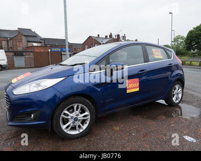 Manchester, UK. 8 juin, 2017. Les partisans de la main-d'une voiture garée dans Newton Heath, Manchester Le jour du scrutin Crédit : Chris Rogers/Alamy Live News Banque D'Images