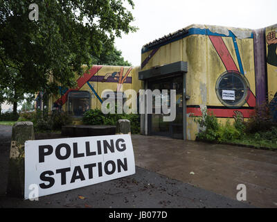 Manchester, UK. 8 juin, 2017. Le bureau de vote au Newton Heath Library, à Manchester pour le siège central de Manchester a tenu par la main-d'MP Lucy Powell le jeudi 8 juin 2017 pour l'élection générale par accounced Theresa Mai Crédit : Chris Rogers/Alamy Live News Banque D'Images