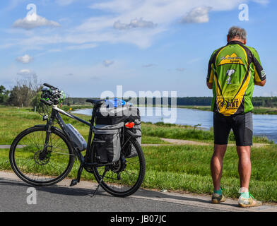 Ratzdorf, Allemagne. 8 juin, 2017. Un cycliste debout à côté de son vélo sur la piste cyclable d'Oder-Neisse à Ratzdorf, Allemagne, le 8 juin 2017. La piste cyclable d'Oder-Neisse en Allemagne et en République tchèque est d'environ 630 kilomètres de long, et suit en grande partie la frontière orientale de l'Allemagne avec la Pologne. Photo : Patrick Pleul/dpa-Zentralbild/ZB/dpa/Alamy Live News Banque D'Images