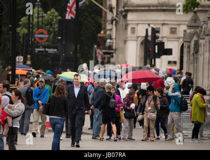 Westminster, Londres. Le 08 juin, 2017. Météo France : la pluie à Westminster, Londres 8e juin 2017, 2017. La pluie à Westminster, London Crédit : Sebastian Remme/Alamy Live News Banque D'Images