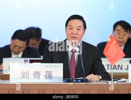 Beijing, Chine. 8 juin, 2017. Liu Qibao, membre du Bureau politique du Parti communiste chinois (PCC) Comité Central et chef du département de la publicité du comité, les adresses de la cérémonie d'ouverture des BRICS Media Forum à Beijing, capitale de Chine, le 8 juin 2017. Le forum ouvert ici jeudi. Credit : Xie Huanchi/Xinhua/Alamy Live News Banque D'Images