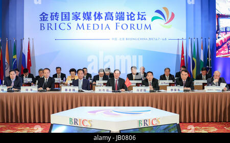 Beijing, Chine. 8 juin, 2017. Liu Qibao (C), membre du Bureau politique du Parti communiste chinois (PCC) Comité Central et chef du département de la publicité du comité, les adresses de la cérémonie d'ouverture des BRICS Media Forum à Beijing, capitale de Chine, le 8 juin 2017. Le forum ouvert ici jeudi. Credit : Xie Huanchi/Xinhua/Alamy Live News Banque D'Images