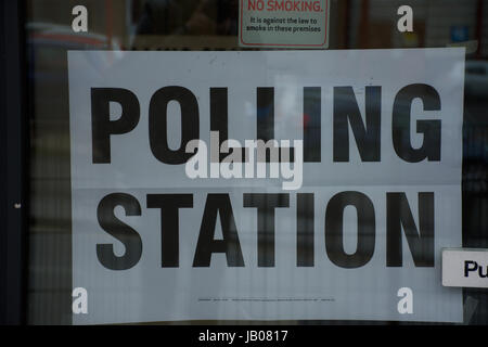 Stoke on Trent, Royaume-Uni. 8 juin, 2017. Bureau de vote à Stoke on Trent, Royaume-Uni. Credit : JazzLove/Alamy Live News Banque D'Images