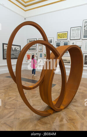 Royal Academy of Arts, Londres, Royaume-Uni. 8 juin, 2017. Plus de 1200 œuvres exposées dans la plus grande exposition de présentation dans le monde, l'exposition d'été annuel de RA. Coordonné par Eileen Cooper RA, l'exposition comprend des travaux par des artistes de renommée internationale y compris Rosemarie Trockel, Julian Schnabel, Hassan Hajjaj, Avenida Hernández, Isaac Julien, Tomoaki Suzuki, Mark Wallinger et Sean Scully RA plus exposés par les nouveaux académiciens royale dont Gilbert & George et David Adjaye. La plupart des œuvres exposées sont à vendre. Credit : Malcolm Park editorial/Alamy Live News Banque D'Images