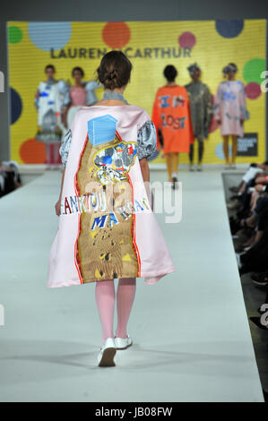 Londres, Royaume-Uni. 07Th Juin, 2017. Model wearing conçoit par Lauren Mcarthur de l'UCA Rochester au Best of Graduate Fashion Week défilé tenue au Truman Brewery à Brick Lane dans l'Est de Londres. Credit : JOHNNY ARMSTEAD/Alamy Live News Banque D'Images