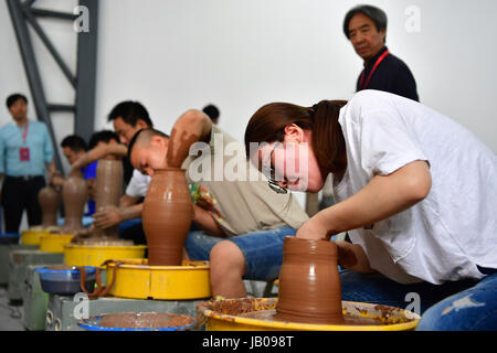 Zhengzhou, Chine, province de Henan. 8 juin, 2017. Céramistes, prendre part à une compétition de compétences traditionnelles à Zhengzhou, capitale de la province du Henan en Chine centrale, le 8 juin 2017. Credit : Feng Pingyao/Xinhua/Alamy Live News Banque D'Images