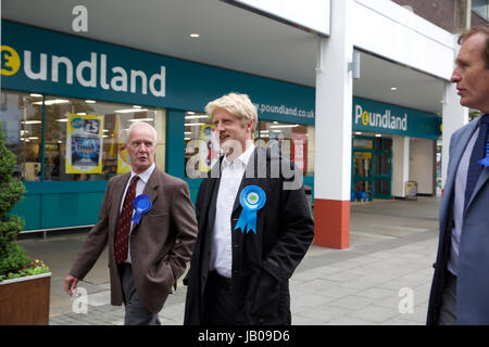 Orpington, UK. 8 juin, 2017. Jo Johnson MP, candidat conservateur visites Orpington High Street le jour de l'élection et les promenades le long court avec Graham et Mike Botting. Credit : Keith Larby/Alamy Live News Banque D'Images