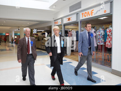 Orpington, UK. 8 juin, 2017. Jo Johnson MP, candidat conservateur visites Orpington High Street le jour de l'élection et les promenades le long court avec Graham et Mike Botting. Credit : Keith Larby/Alamy Live News Banque D'Images