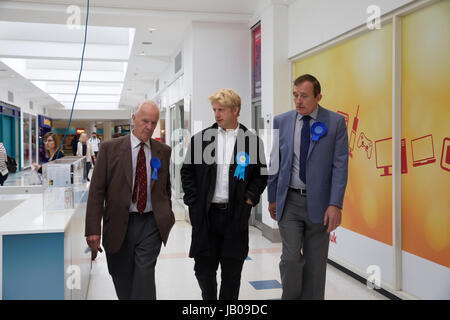 Orpington, UK. 8 juin, 2017. Jo Johnson MP, candidat conservateur visites Orpington High Street le jour de l'élection et les promenades le long court avec Graham et Mike Botting. Credit : Keith Larby/Alamy Live News Banque D'Images