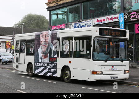 Le Grand Manchester, UK. Jun 8, 2017. Un bus avec une lecture de l'affiche "Vote George Galloway' drapé sur le côté, Levenshulme, Greater Manchester, 8 juin, 2017 Crédit : Barbara Cook/Alamy Live News Banque D'Images