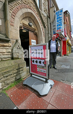 Le Grand Manchester, UK. Jun 8, 2017. L'entrée d'une église été utilisé comme bureau de scrutin avec un homme se tenait à l'extérieur, le Grand Manchester, 8 juin, 2017 Crédit : Barbara Cook/Alamy Live News Banque D'Images