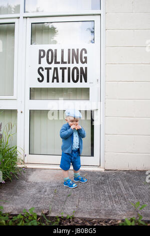 Élections britanniques : l'attente au bureau de vote de Yate, North Bristol Banque D'Images