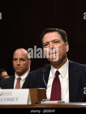 (170608) -- WASHINGTON, 8 juin 2017 (Xinhua) -- l'ancien directeur du FBI James Comey participe à une audience du comité de renseignement du Sénat sur la colline du Capitole, à Washington D.C., aux États-Unis, le 8 juin 2017. James Comey a déclaré jeudi lors d'une audience du Sénat que Trump dans ses paroles n'a pas ordonné le FBI d'abandonner l'enquête sur l'ancien Conseiller pour la sécurité nationale Michael Flynn. (Xinhua/Yin Bogu) Banque D'Images